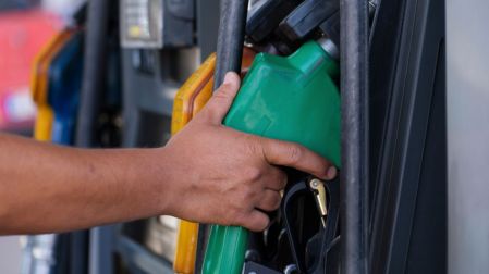 Gasolineros acusan presión federal por desabasto y multas.