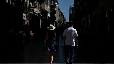 Autoridades de salud piden extremar precauciones ante la alerta roja por calor, recomendando especial cuidado en niños, ancianos y personas vulnerables.