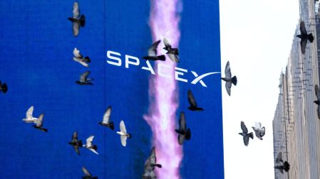 Turbulencia en SpaceX: acciones caen por debajo de su precio inicial y se recupera.