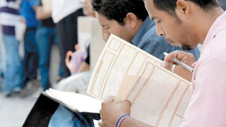 Expectativa de empleo en México cae, pero 45% de las empresas planea contratar más.