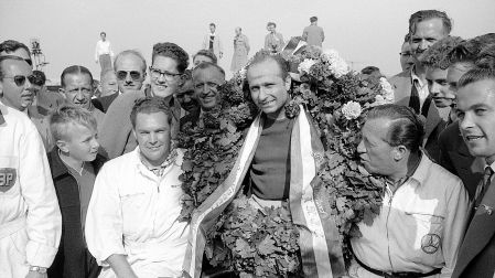 Fangio es el primero de tres pilotos que ganó Grandes Premios de F1 con todos los equipos para los que corrió, junto con Prost y Hamilton
