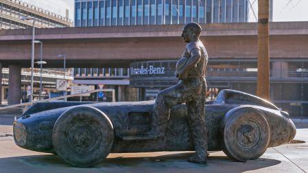 El museo de Mercedes-Benz en Stuttgart, Alemania, exhibe en su entrada una estatua de Fangio con el modelo W 196 R.