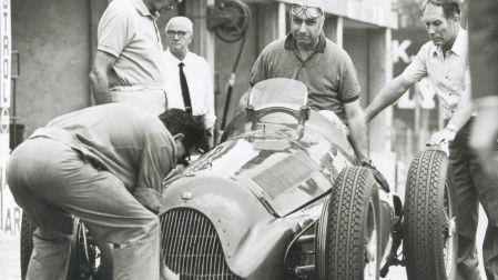 Fangio corrió desde la Targa Florio hasta La Carrera Panamericana, la cual ganó en 1953 con un Lancia D24 Pininfarina.