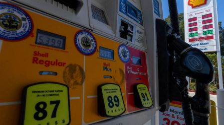 Trump ordena investigar por qué la gasolina no baja de precio: ‘Estafan a los clientes’.