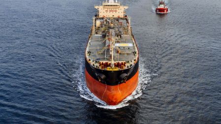 Apertura del estrecho de Ormuz sigue siendo frágil y genera volatilidad en el petróleo.