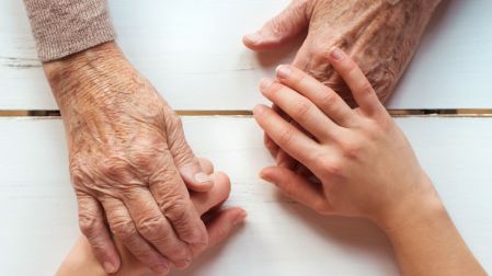 ¿Cuidas a tus nietos? Este virus puede poner en riesgo a los abuelos
