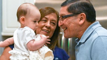 ¿Cuidas a tus nietos? Este virus puede poner en riesgo a los abuelos