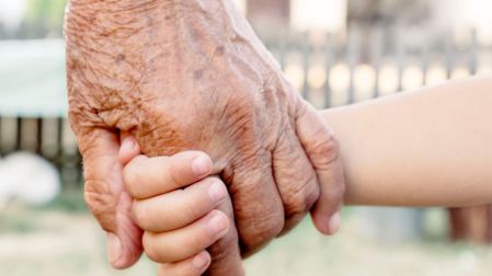 ¿Cuidas a tus nietos? Este virus puede poner en riesgo a los abuelos