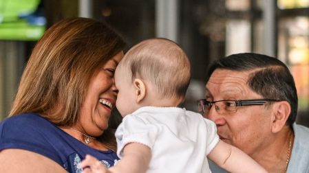 ¿Cuidas a tus nietos? Este virus puede poner en riesgo a los abuelos