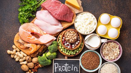 ¿Por qué la proteína importa más después de los 50?