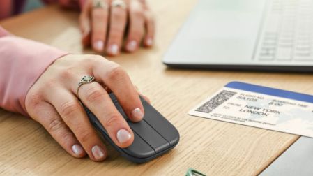 Adiós a la oficina fija: así es el nuevo mouse Mobi Fold de Logitech.