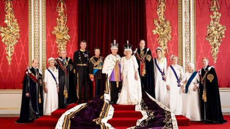 La familia real británica combina recursos públicos e ingresos privados para financiar sus actividades.