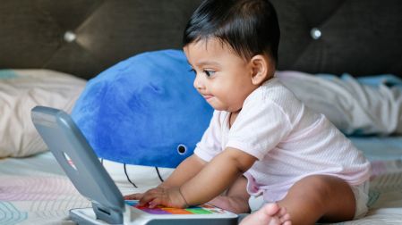Niños de menos de dos años ya tienen cercanía con las pantallas.