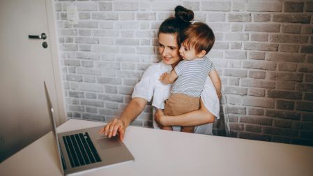 El uso de pantallas no sólo es para los niños, también para las mamás y papás.