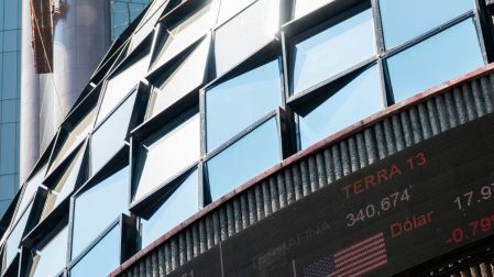 Mayor apetito por el riesgo fortalece al peso mexicano y presiona al dólar.