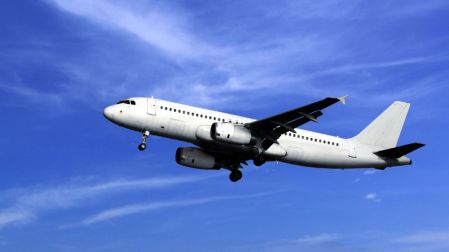 ¿Vuelos más caros? Tráfico aéreo mundial cae 2.2% por alza en costos de turbosina: IATA.