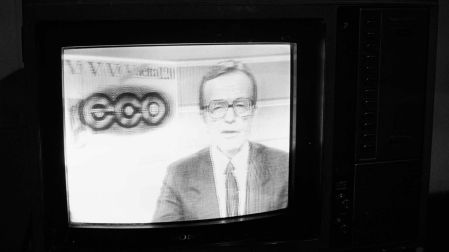 Después de 13 años de estar al aire este jueves 19 de abril, el último vástago informativo de Jacobo Zabludovsky en Televisa, dejó de existir, su vicepresidente Leonardo Kourchenko dio la versión oficialdel cierre de operaciones: "Eco, quedo cegado por la crisis financiera que atraviesa el consorcio de Emilio Azcárraga Jean".Aqui inicio del programa el 20 Nov 1986 . Foto: Juan Antonio Sanchez/Cuartoscuro.com
