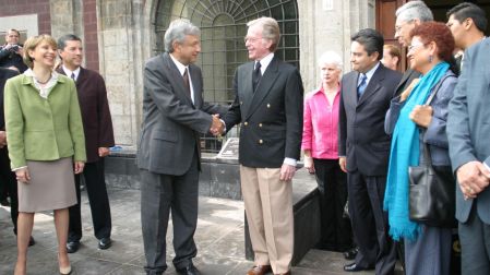 MEXICO, DF 27SEPTIEMBRE2004.- Andrés Manuel López Obrador, jefe de gobierno del D. F. se despide del periodista Jacobo Zabludovsky a su salida del templo de Corpus Christi. FOTO: Nelly Salas/CUARTOSCURO.COM