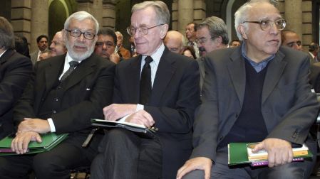 MEXICO, D.F., 16OCTUBRE2011.- Luego de más de 40 años de ejercicio periodístico, Miguel Ángel Granados Chapa después de despedirse de sus lectores el pasado viernes 14 de octubre, falleció esta tarde a los 70 años de edad. Miguel Ángel Granados Chapa, periodista, Jacobo Zabludovsky y Carlos Monsivais, escritor, durante la ceremonia de Instalación del Consejo Consultivo de la Comisión Nacional del Bicentenario del Natalicio del Presidente Benito Juárez, en el Palacio de Minería (18ENERO2006).FOTO: MOISÉS PABLO/ARCHIVO/CUARTOSCURO.COM