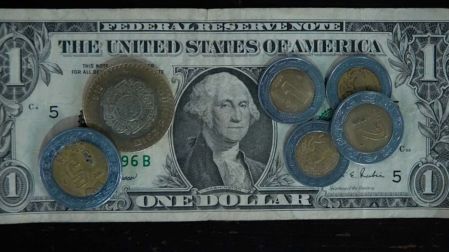 Peso mexicano inicia julio con pérdidas frente al dólar; impacta la no renovación del T-MEC