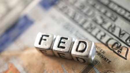 Peso mexicano inicia julio con pérdidas frente al dólar; impacta la no renovación del T-MEC