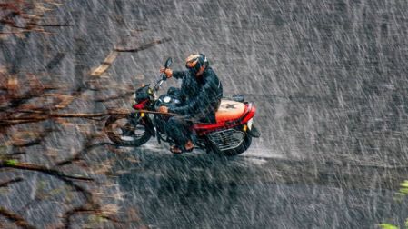 Conduciendo motocicleta bajo la lluvia