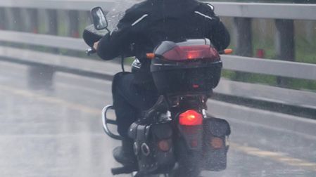 Moto en lluvia
