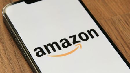 Objetivos climáticos en riesgo: Google y Amazon elevan sus emisiones por la IA.