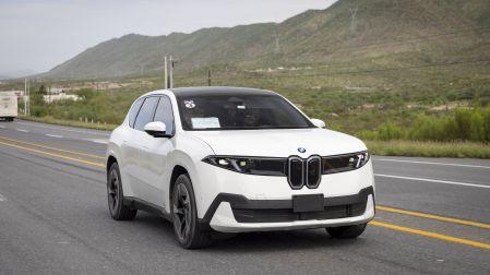 La parrilla luce prominente a primera vista, pero mantiene la identidad de BMW con sus riñones al centro y sus faros dobles en los extremos