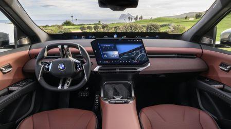 El interior de la iX3 con el BMW Panoramic Vision