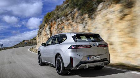 iX3 está equipado con un conector de carga NACS y tendrá acceso a los supercargadores Tesla, algo inédito para la marca