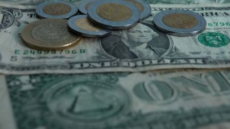 Peso avanza frente al dólar; mercados atentos a Banxico, la Fed y el T-MEC.