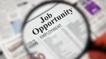 Empleo en tecnología se desacelera; empresas contratarán menos en el tercer trimestre.
