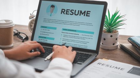 Empleo en tecnología se desacelera; empresas contratarán menos en el tercer trimestre.