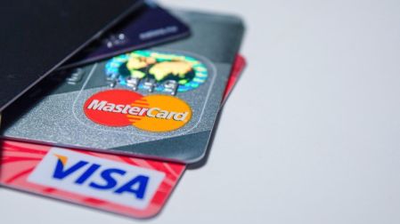 ¿Vas a cancelar tu tarjeta de crédito? Esto te debe devolver el banco.