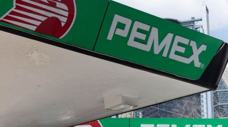 Pemex mantiene adeudos millonarios con proveedores; persisten riesgos financieros.