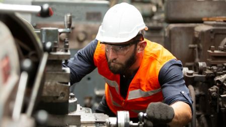 Actividad industrial en México cae 0.8% en mayo; construcción registra la mayor baja.