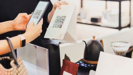 Aunque hoy se usa para pagos, boletos y menús digitales, el código QR nació con un propósito muy distinto.