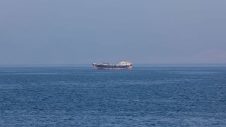 Trump amenaza con controlar el estrecho de Ormuz y cobrar 20% a los barcos: 'Nos van a pagar'.