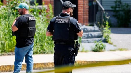 Elementos de la Policía de Biddeford aseguran la zona tras el enfrentamiento armado que dejó una persona sin vida.