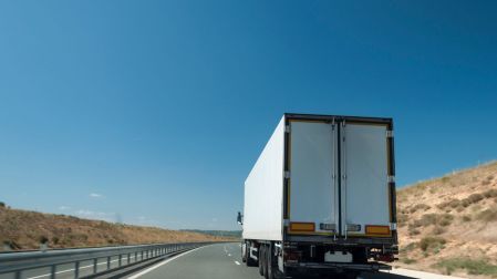Robos al transporte de carga bajan, pero la violencia en carreteras aumenta.