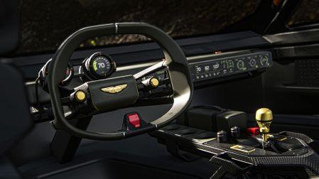 El interior, con una palanca de cambios en oro
