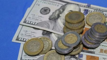 Dólar pierde fuerza: peso mexicano gana por menor aversión al riesgo.