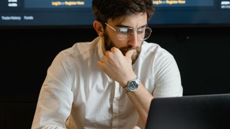 La inteligencia artificial puede ayudarte en muchas tareas, pero es importante proteger tu información personal al utilizarla.