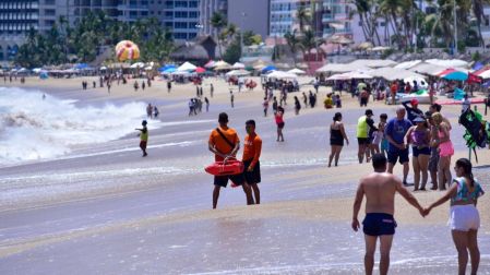 Verano con menos turistas: baja 21.5% la oferta de vuelos hacia playas de México.