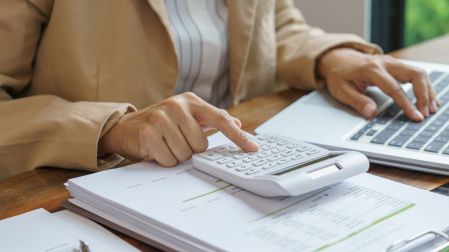 ¿Recibiste una factura falsa? Así puedes evitar que el SAT cancele tu sello digital.