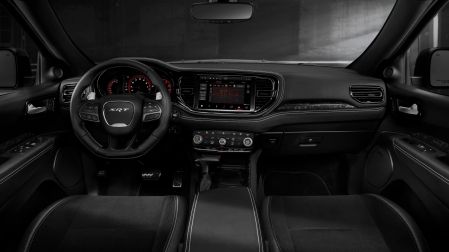 El interior también incluye cristales delanteros acústicos, espejo retrovisor electrocrómico con micrófono y luz ambiental con LED
