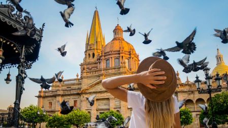 México atrae más turistas, pero gastan menos, revela Gemes.