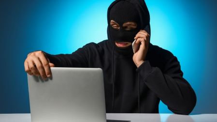 Verificar la información por canales oficiales puede ayudarte a evitar un fraude.