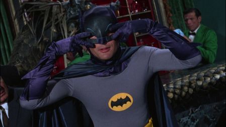 Adam West interpretando a Batman.